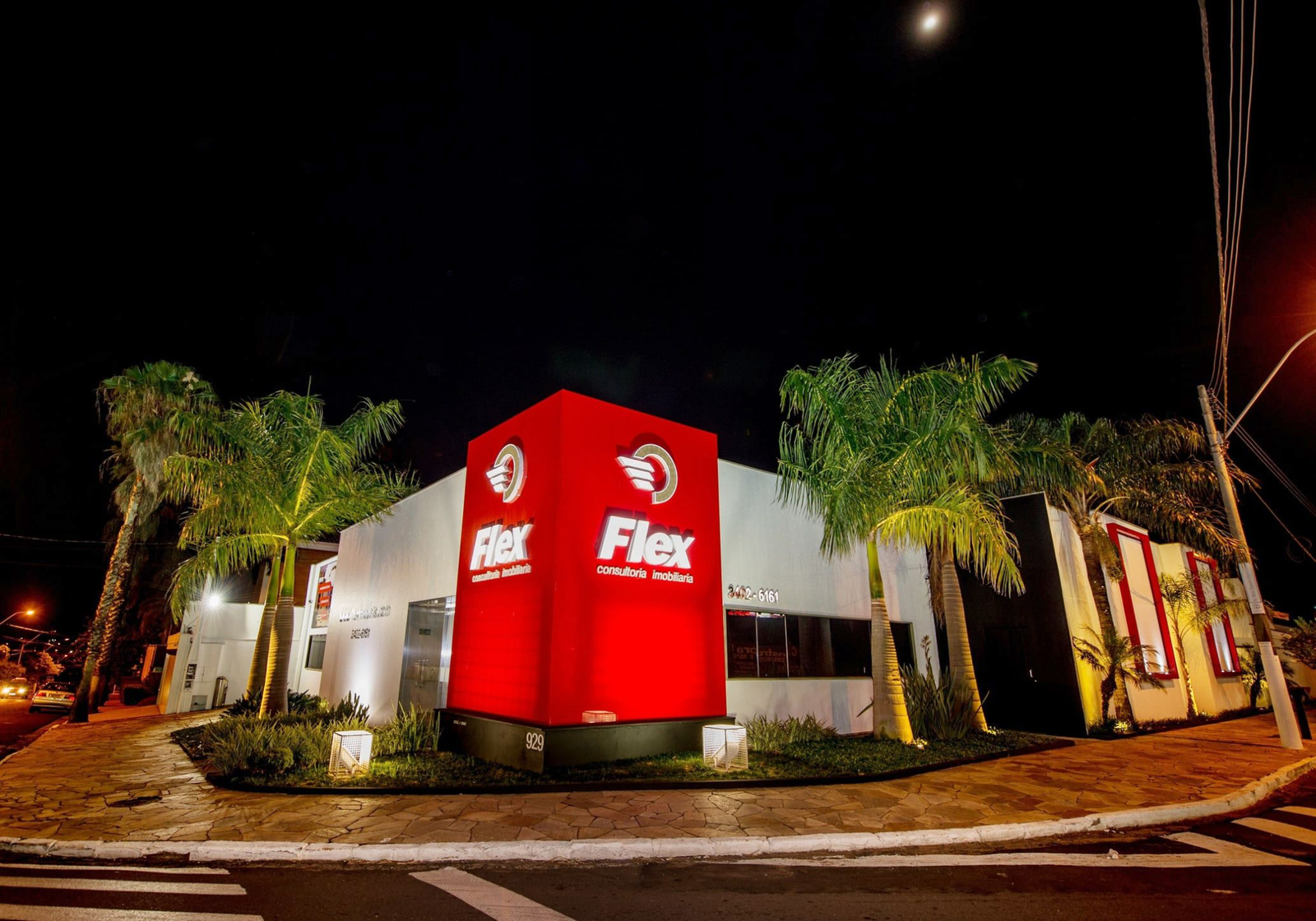 Fachada real da Flex à noite